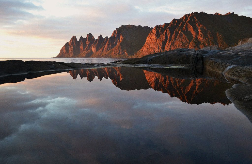 Bronze-colored mountains (b