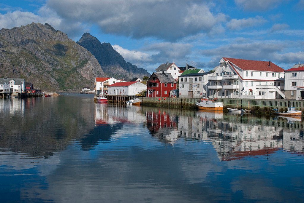 Henningsvær Harbour (by <a