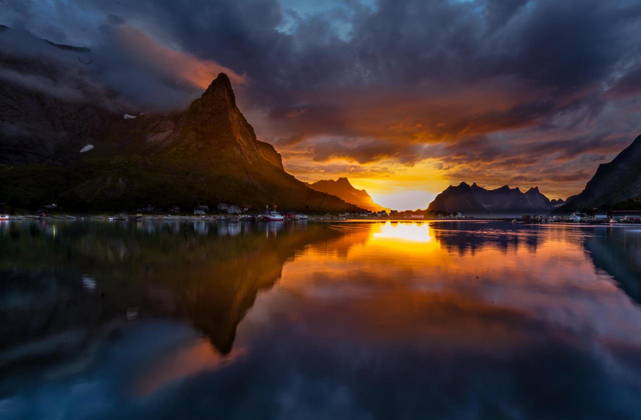 Reine, Lofoten (via <a h<a href