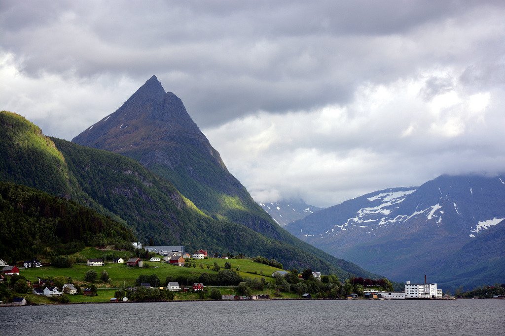 Straumshornet i gråvær (b