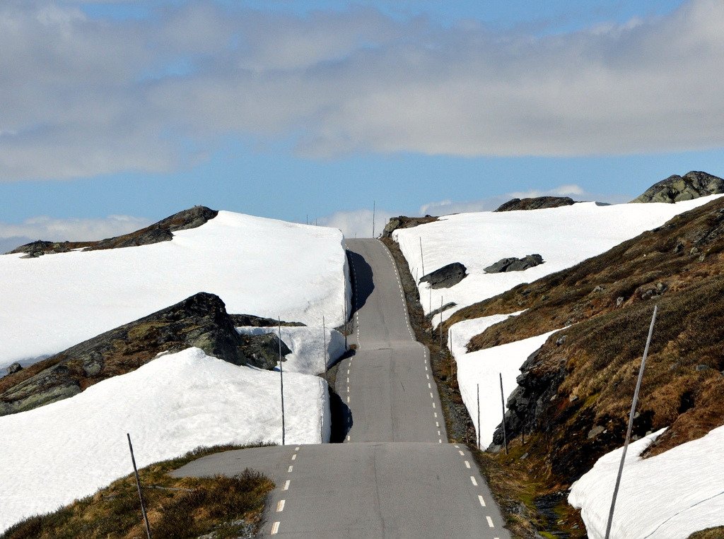 Mountain road in Norway (by