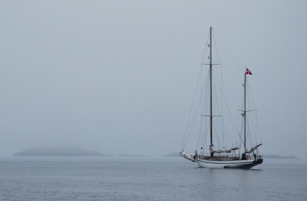 Seilbåt på vei vest ved R