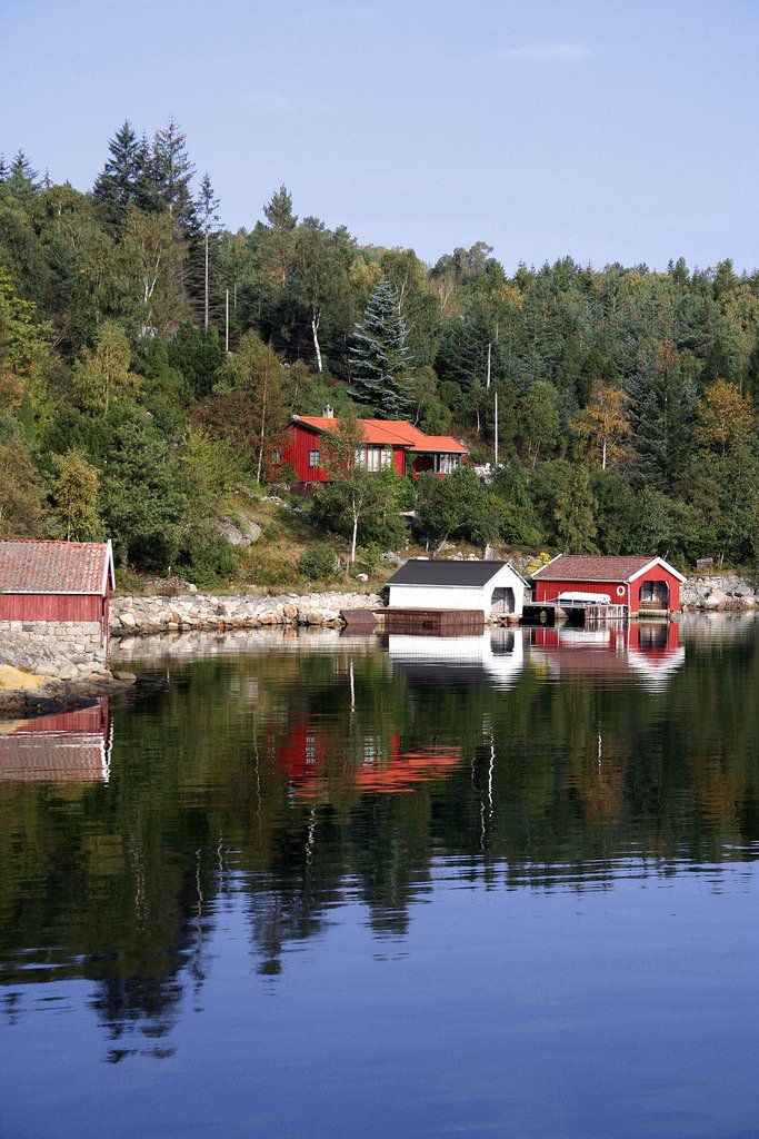 fjord summerhouse (by <a hr