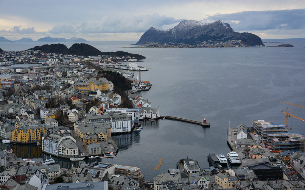 Vinter i Ålesund havn og p