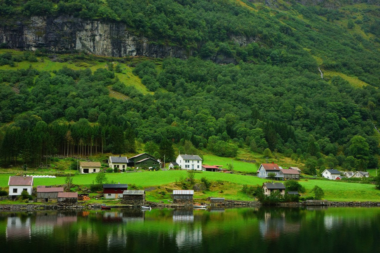 Houses along the fjord.<br