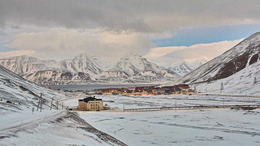 Svalbard Longyearbyen (by <