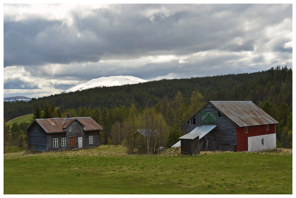 gammel gård by KvikneFoto