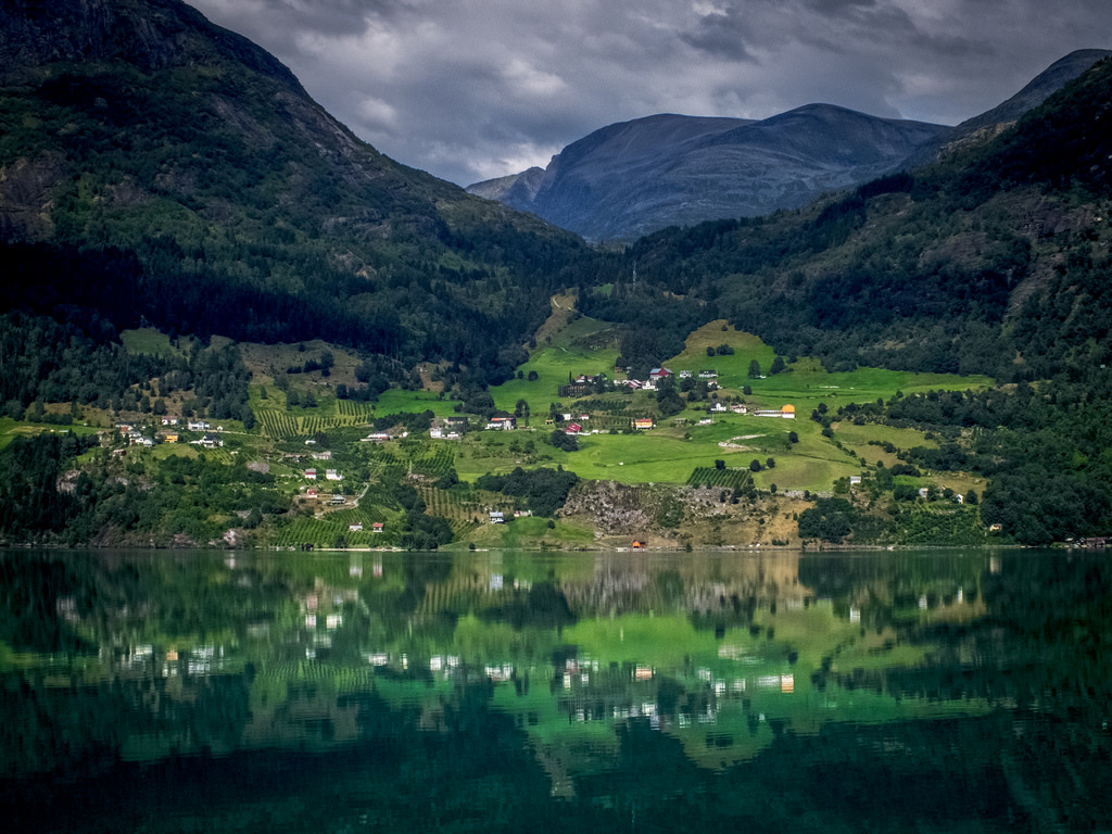 Strynsvatnet lake by K r y