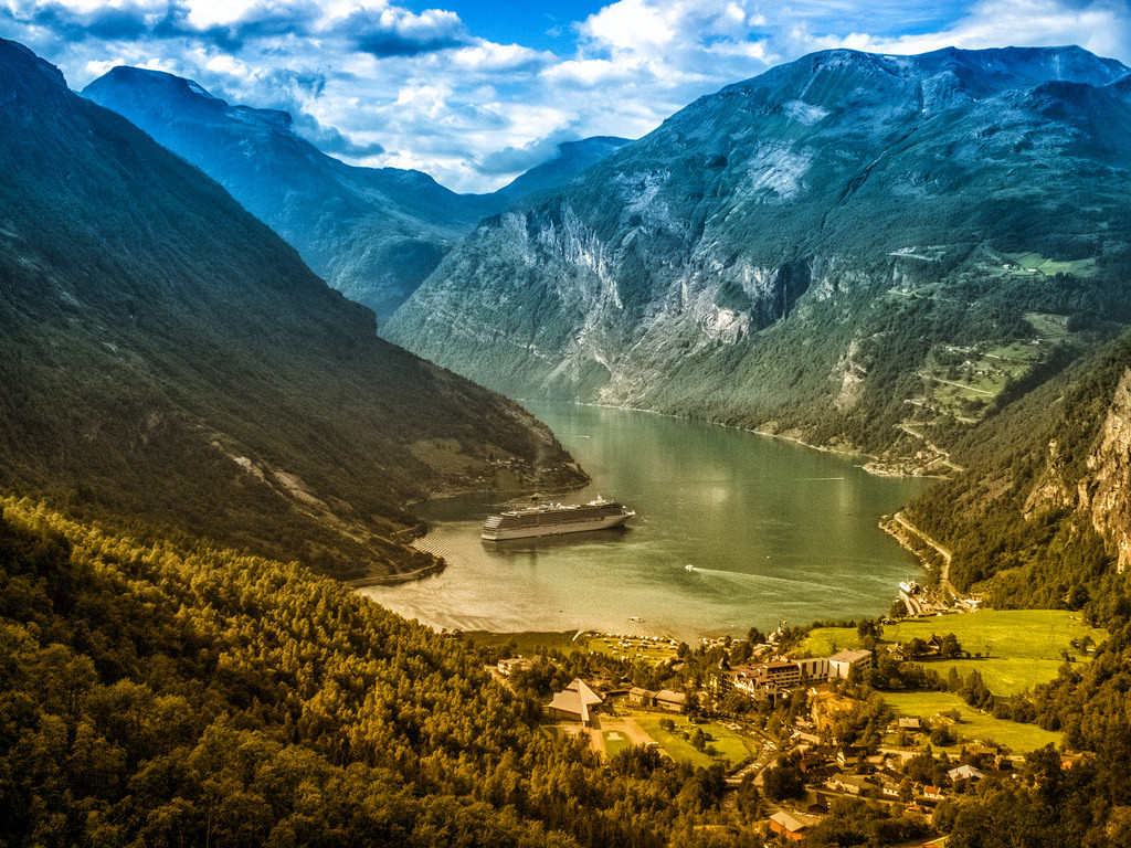 Geiranger by K r y s  hr