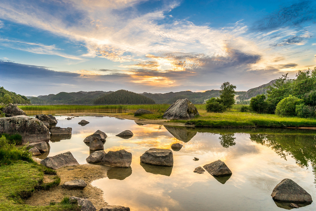 Evening at the lake [Explor