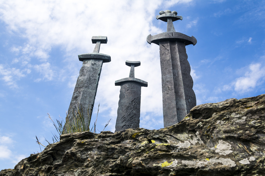 Sverd i fjell by Karl Erik