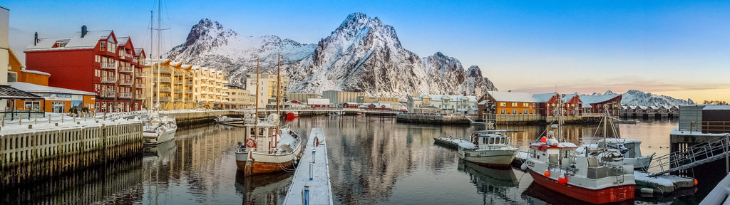 Winter in Svolvær by Reida