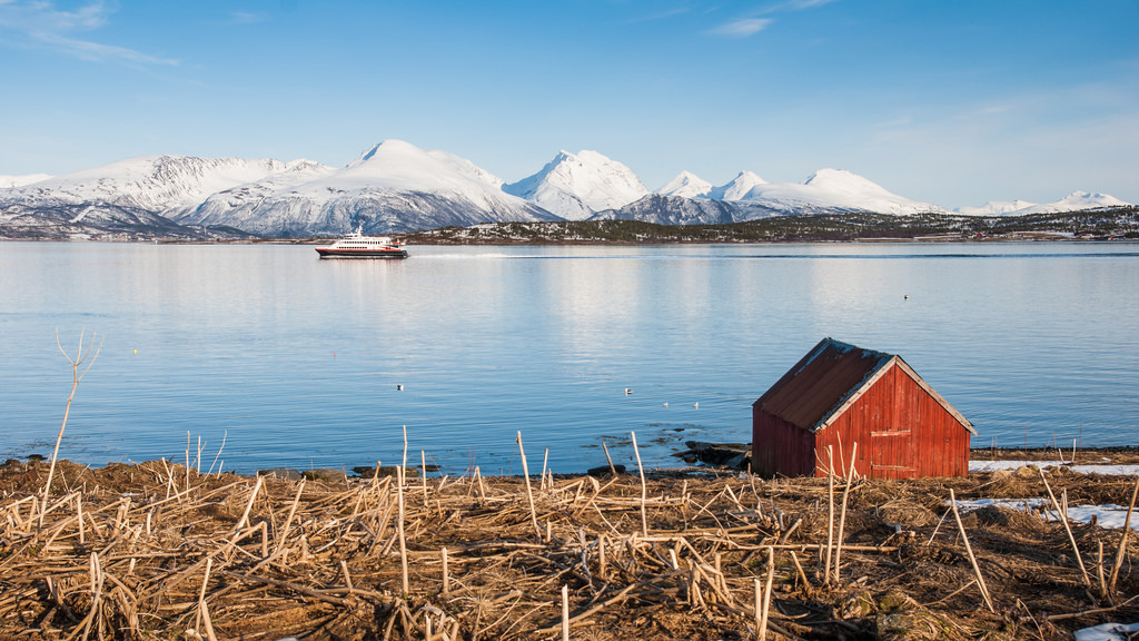 Hurtigbåten kjører forbi