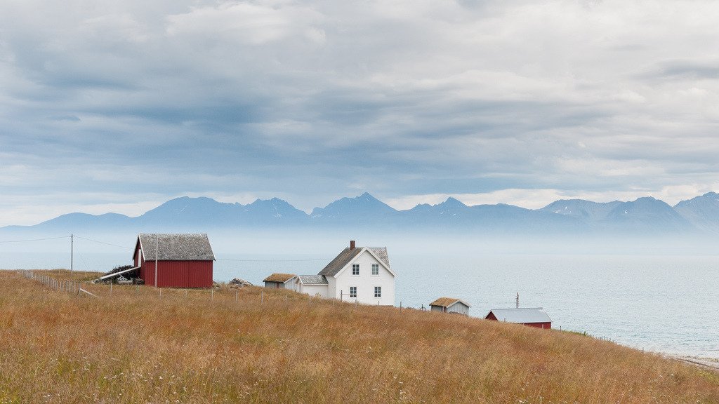 Hus på Reinøya by Kim G.