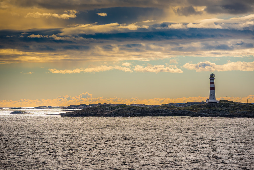 Oksoy Lighthouse by garrelf