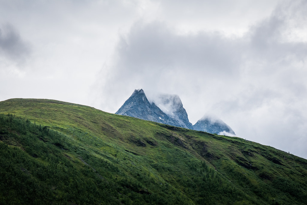 Steindalstinden, Lyngen pen
