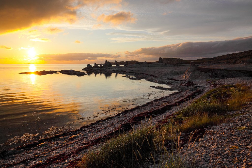 Ved Trollholmsund by Jan Ge