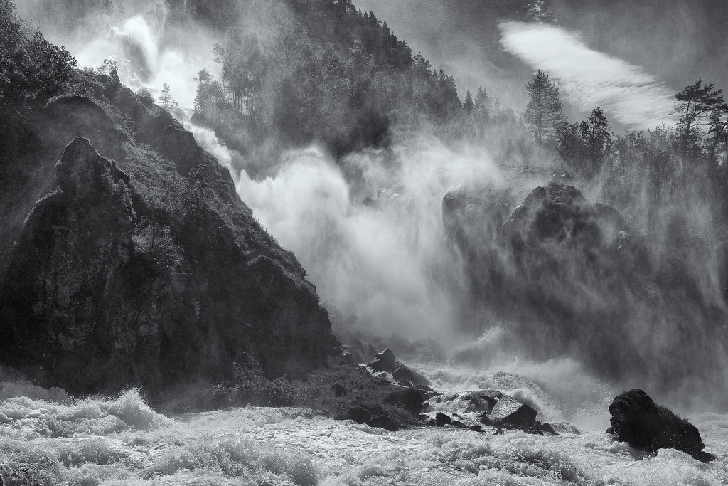 Låtefossen Waterfalls –