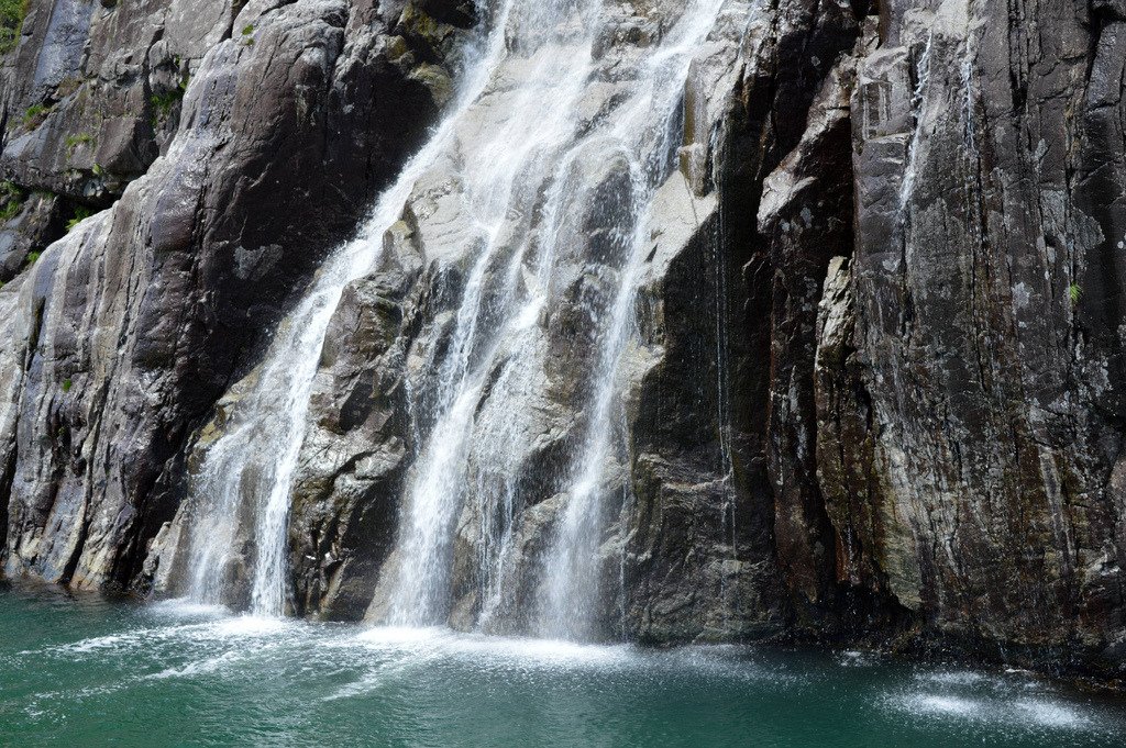 Hengjanefossen Waterfall, L