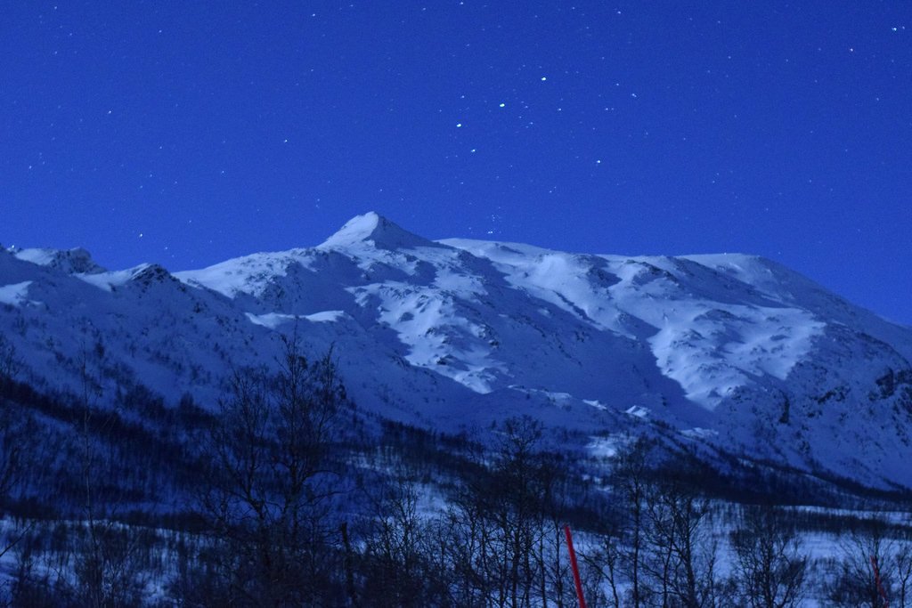 Kvaløya under the moon and