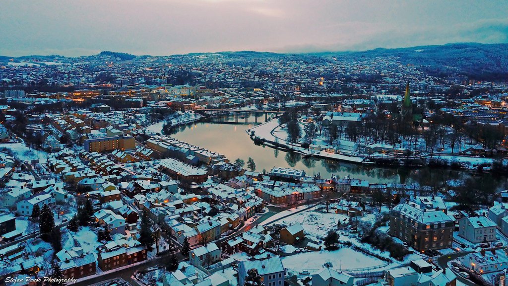 Nidelva snowy cityscape at