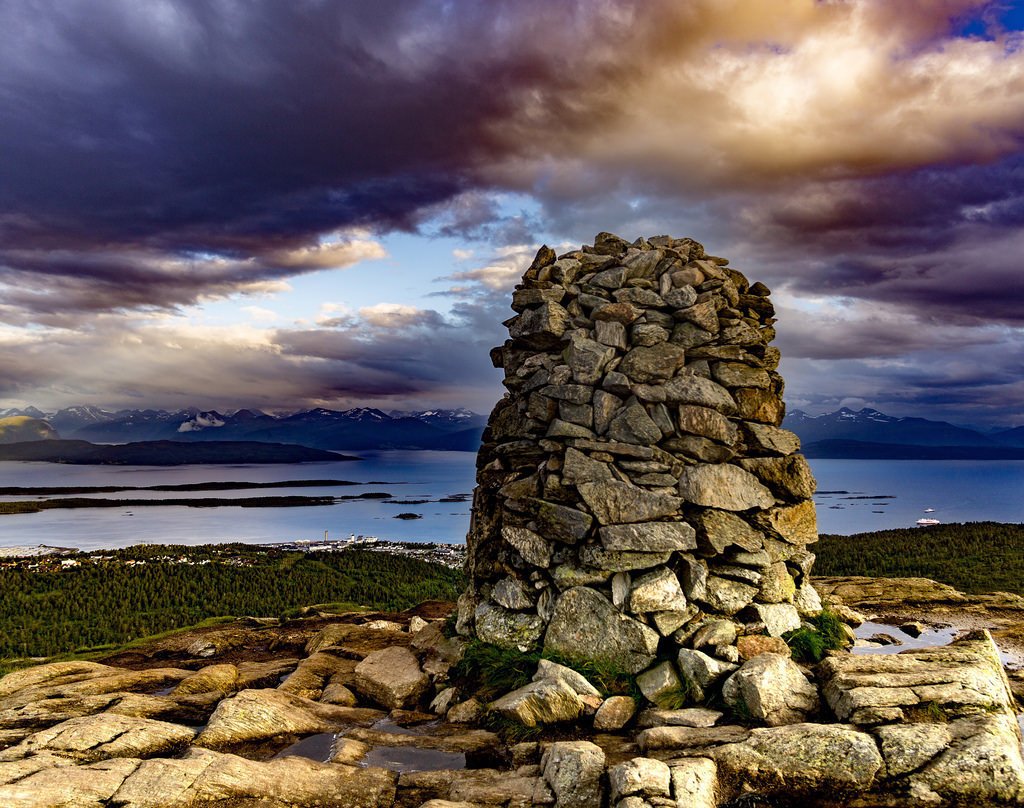 Cairn, Tusenårsvarden, Mol