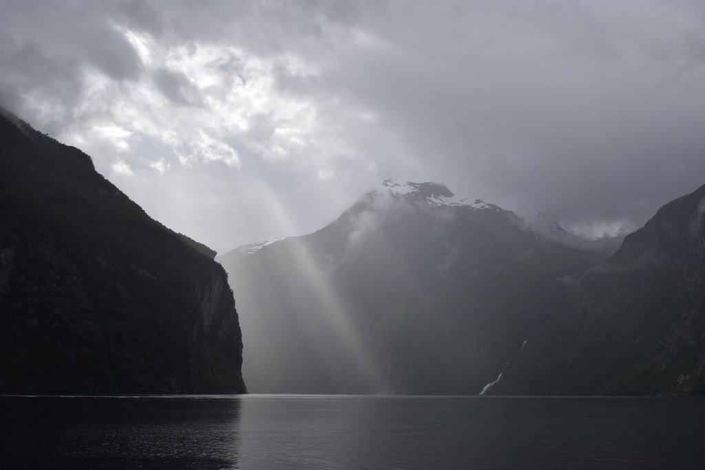 Sun and rain in Geiranger F