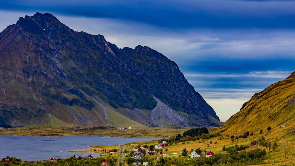 Huge mountain, small houses