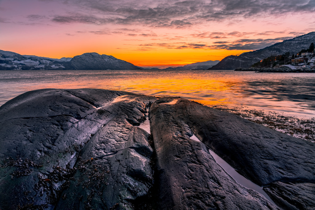Rocky sunset by simengjelsv
