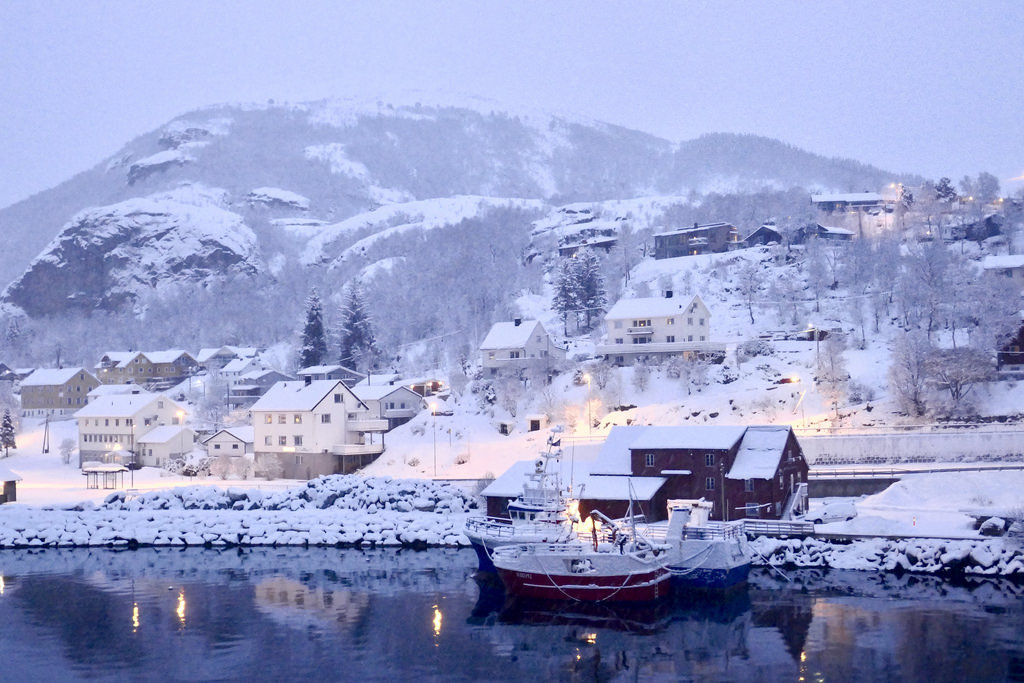 A snowy pre-dawn at Ørnes