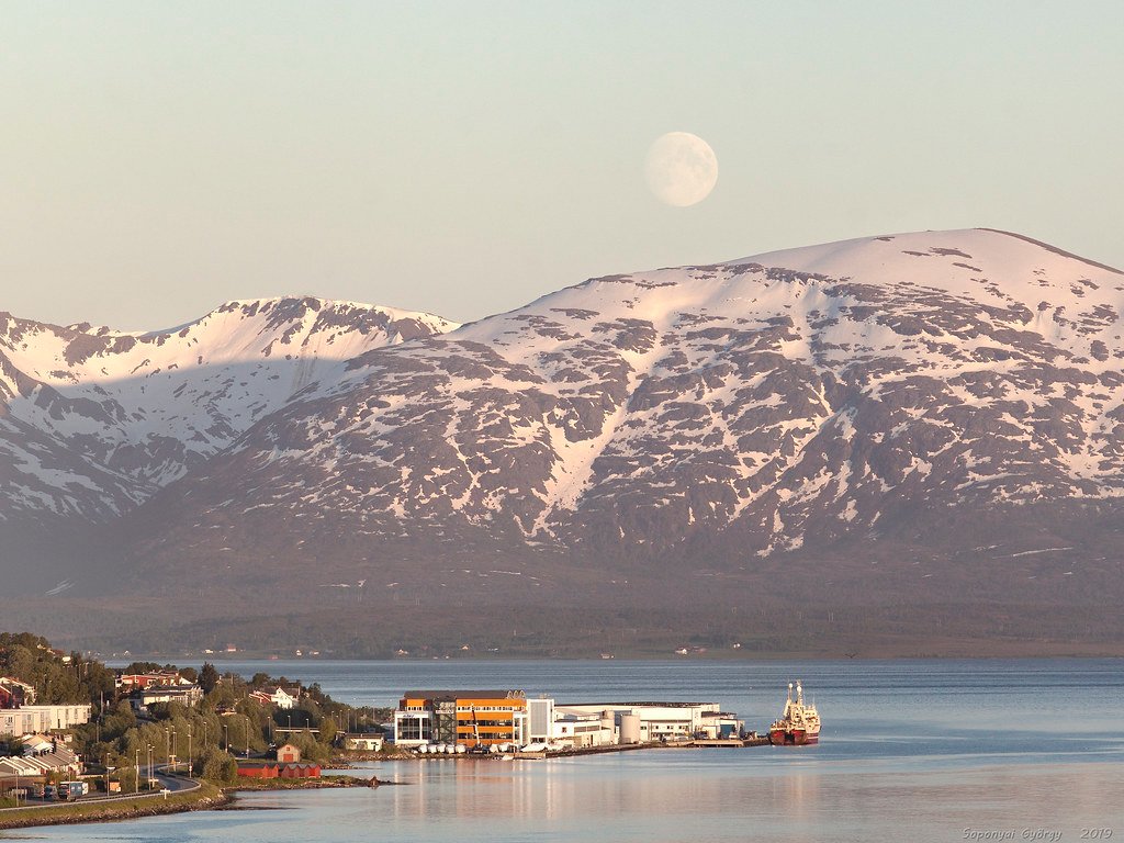 Moonset at Tromsø by Györ