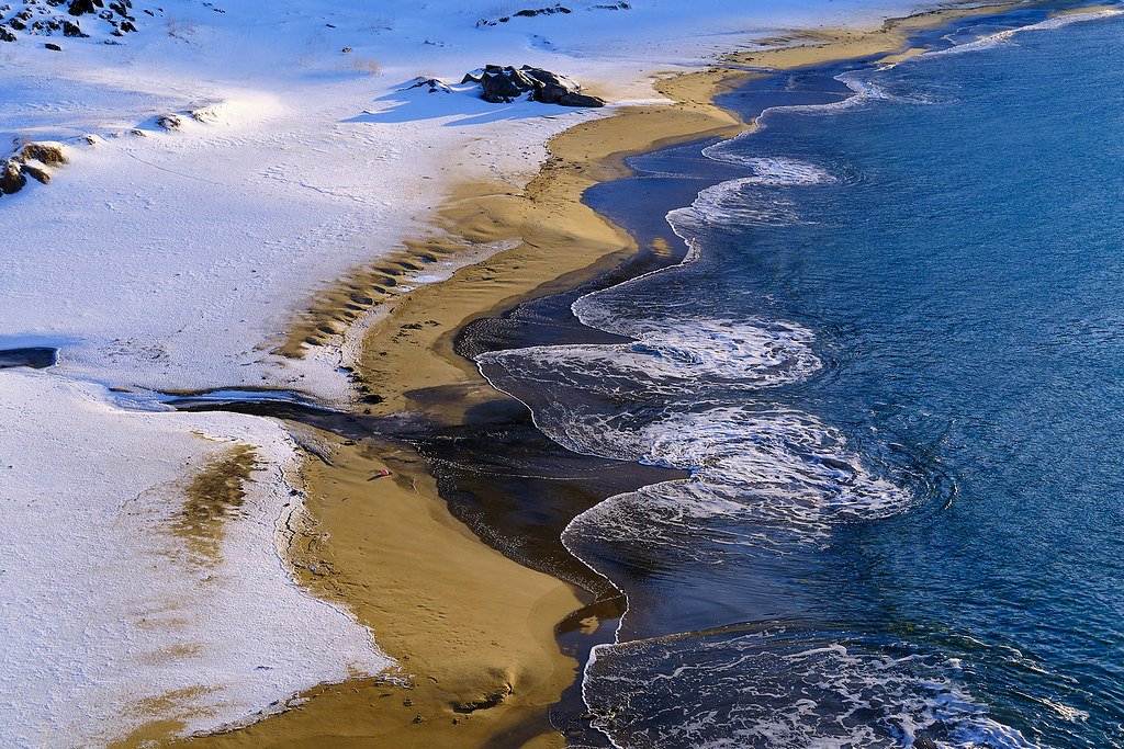 Winter beach by Stig-Roar M